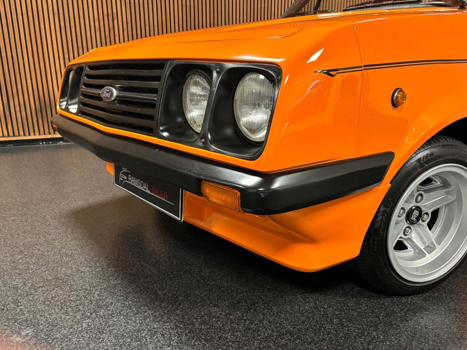 Orange Ford Escort fra 1976 set udefra
