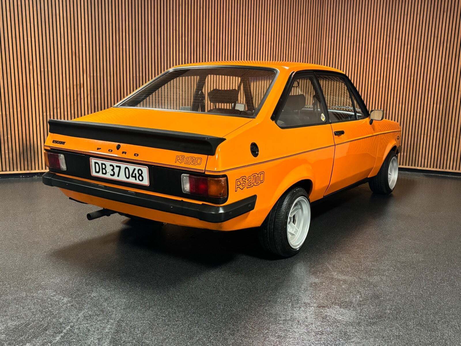 Orange Ford Escort fra 1976 set udefra