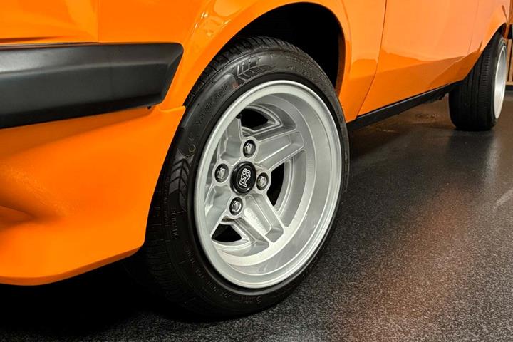 Orange Ford Escort fra 1976 set udefra