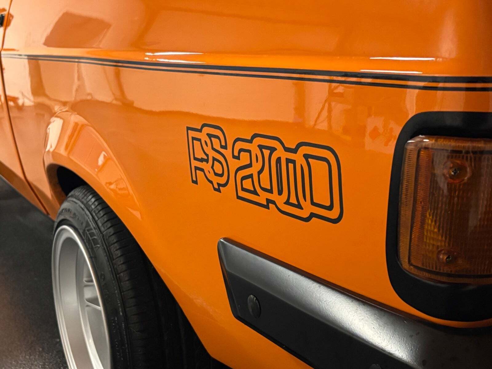 Orange Ford Escort fra 1976