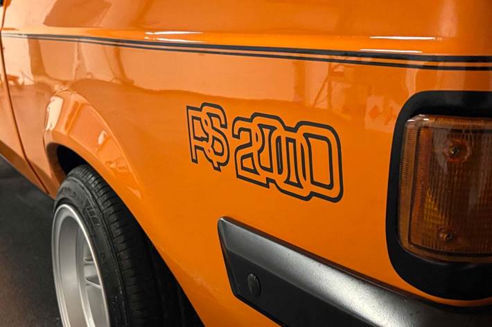 Orange Ford Escort fra 1976 set udefra