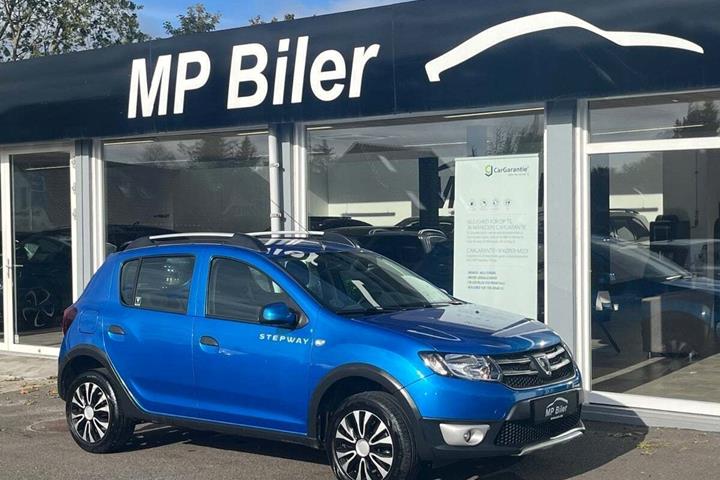 Blå Dacia Sandero Stepway fra 2015 set udefra