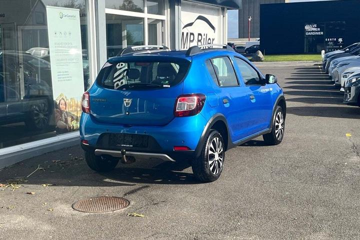 Blå Dacia Sandero Stepway fra 2015 set udefra