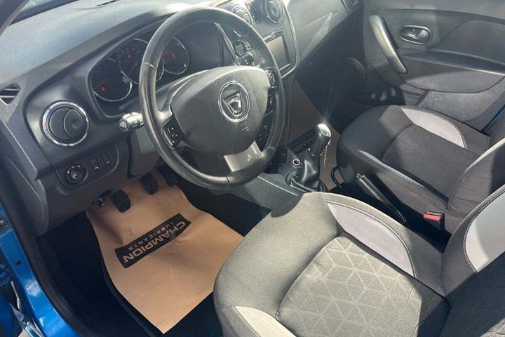 Blå Dacia Sandero Stepway fra 2015 set indefra
