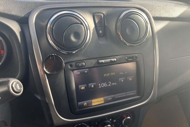 Blå Dacia Sandero Stepway fra 2015 set indefra