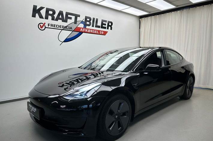Sort Tesla Model 3 fra 2021 set udefra