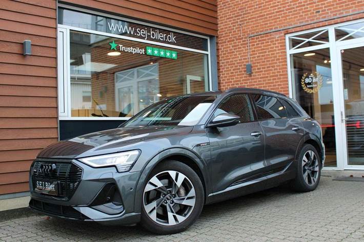 Grå Audi e-tron fra 2023 set udefra