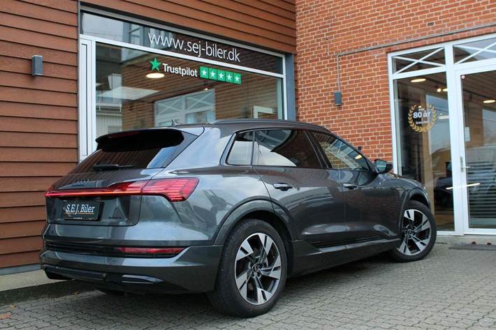 Grå Audi e-tron fra 2023