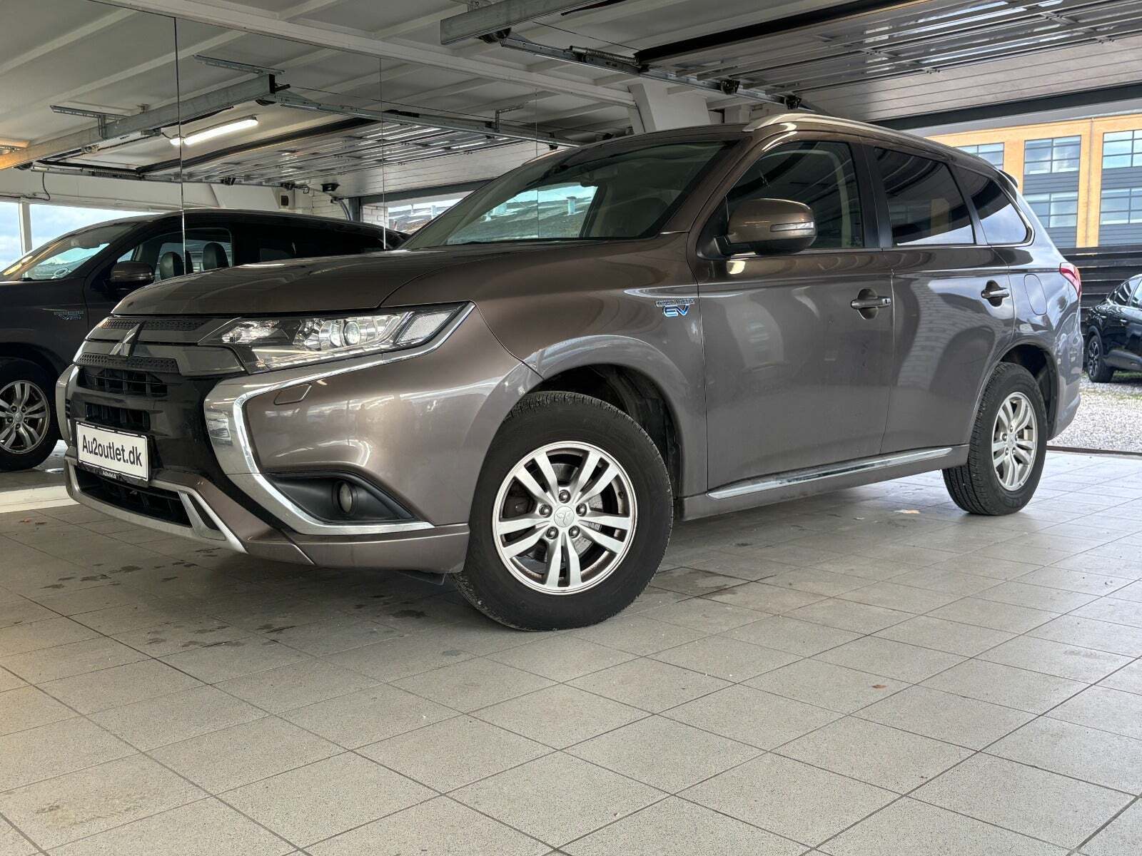 Mitsubishi Outlander 2,4 PHEV Invite CVT 4WD