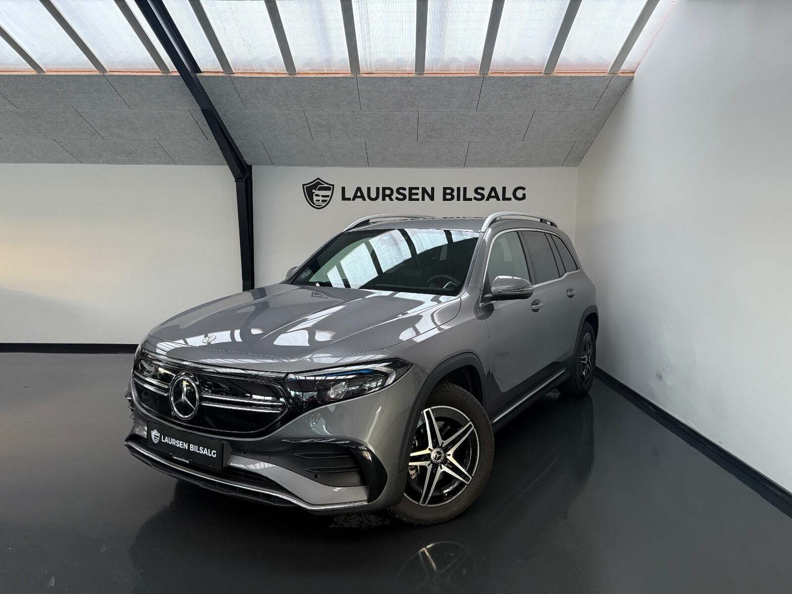 Grå Mercedes EQB250+ fra 2023