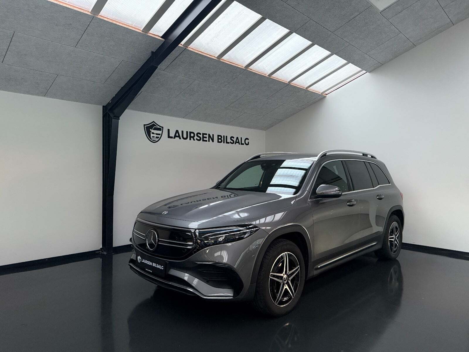 Grå Mercedes EQB250+ fra 2023
