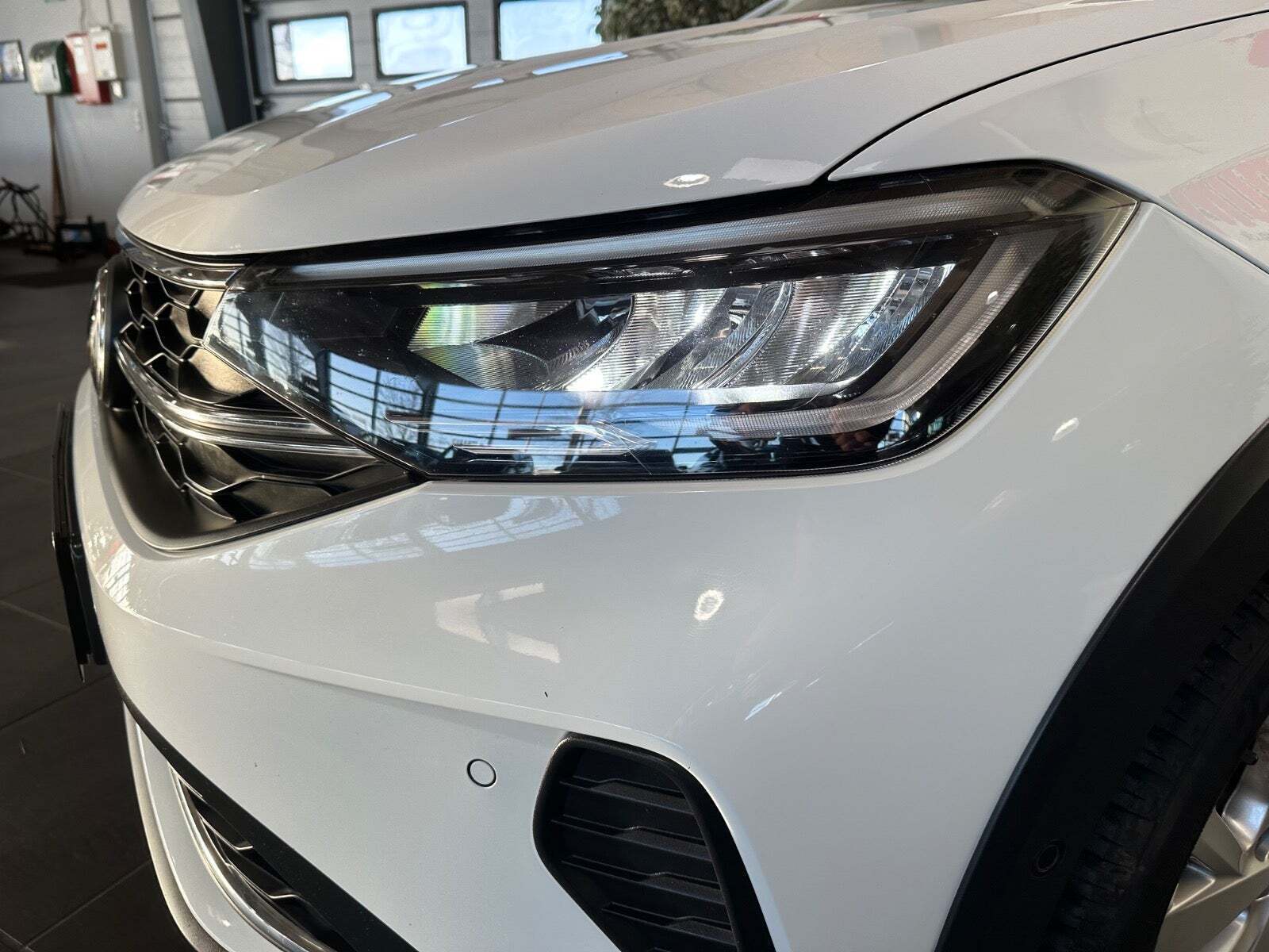 Hvid VW Taigo fra 2022 set udefra