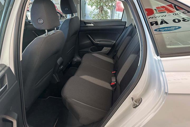 Hvid VW Taigo fra 2022 set indefra