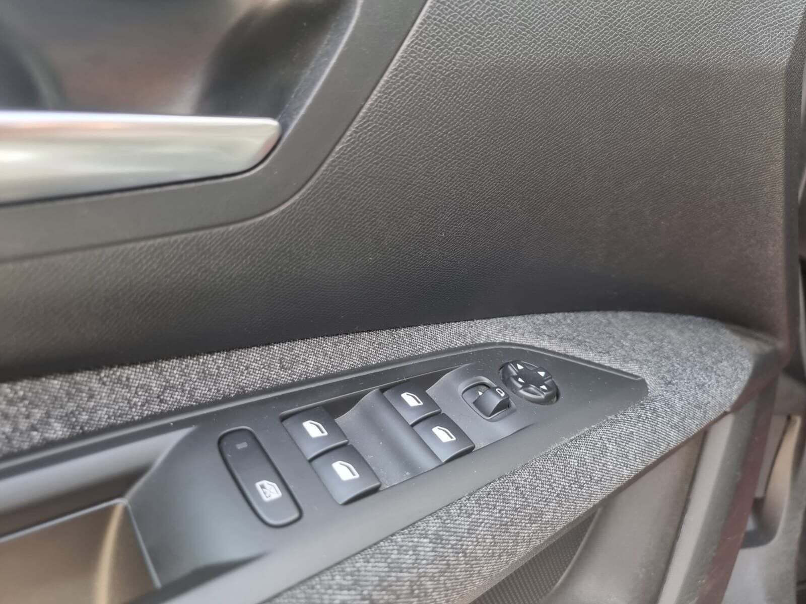 Sølv Peugeot 3008 fra 2018