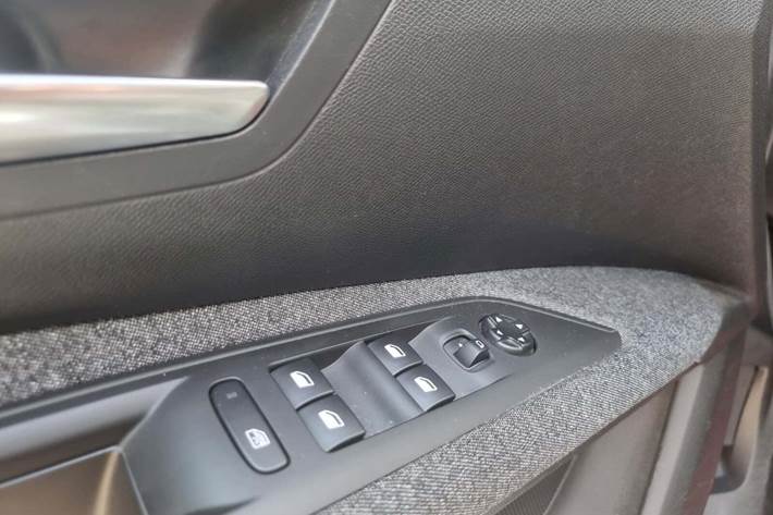 Sølv Peugeot 3008 fra 2018