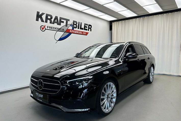 Sort Mercedes E300 de fra 2021 set udefra