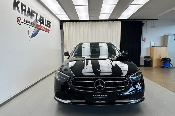Sort Mercedes E300 de fra 2021