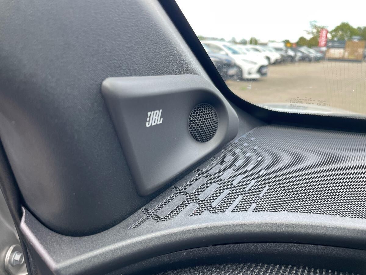 Sølv Toyota BZ4X fra 2025