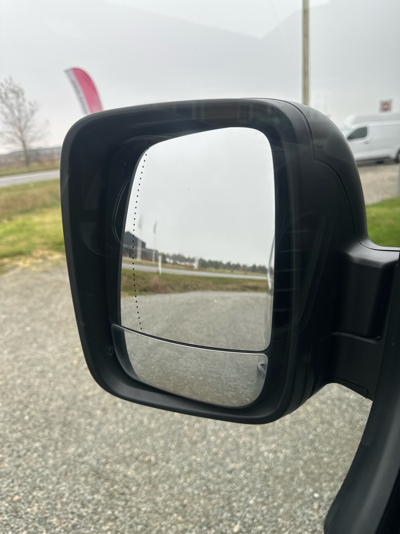 Grå Renault Trafic fra 2020