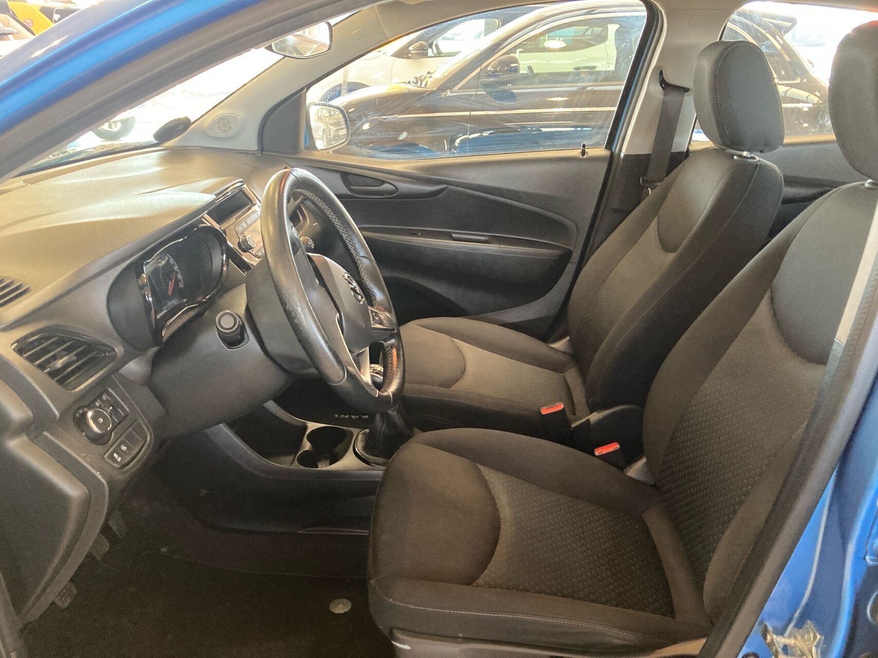 Blå Opel Karl fra 2016