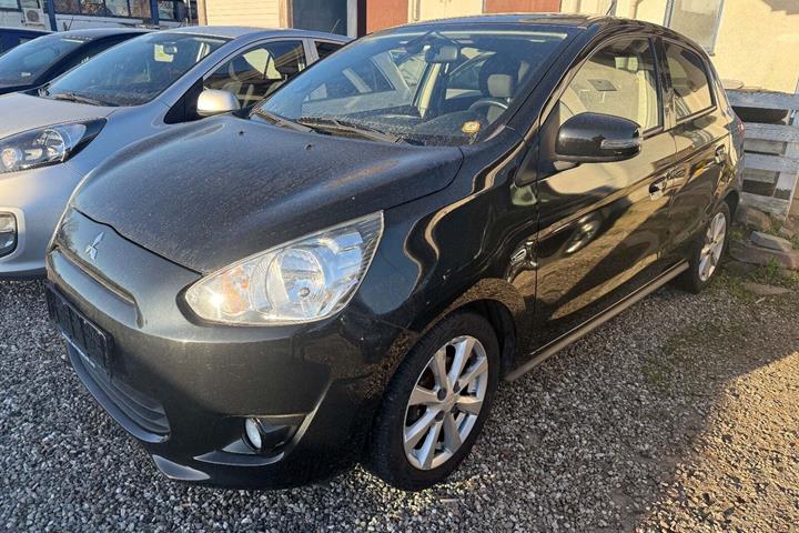 Sort Mitsubishi Space Star fra 2015 set udefra