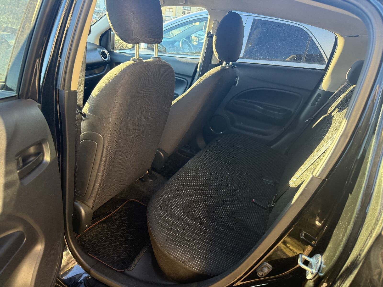 Sort Mitsubishi Space Star fra 2015