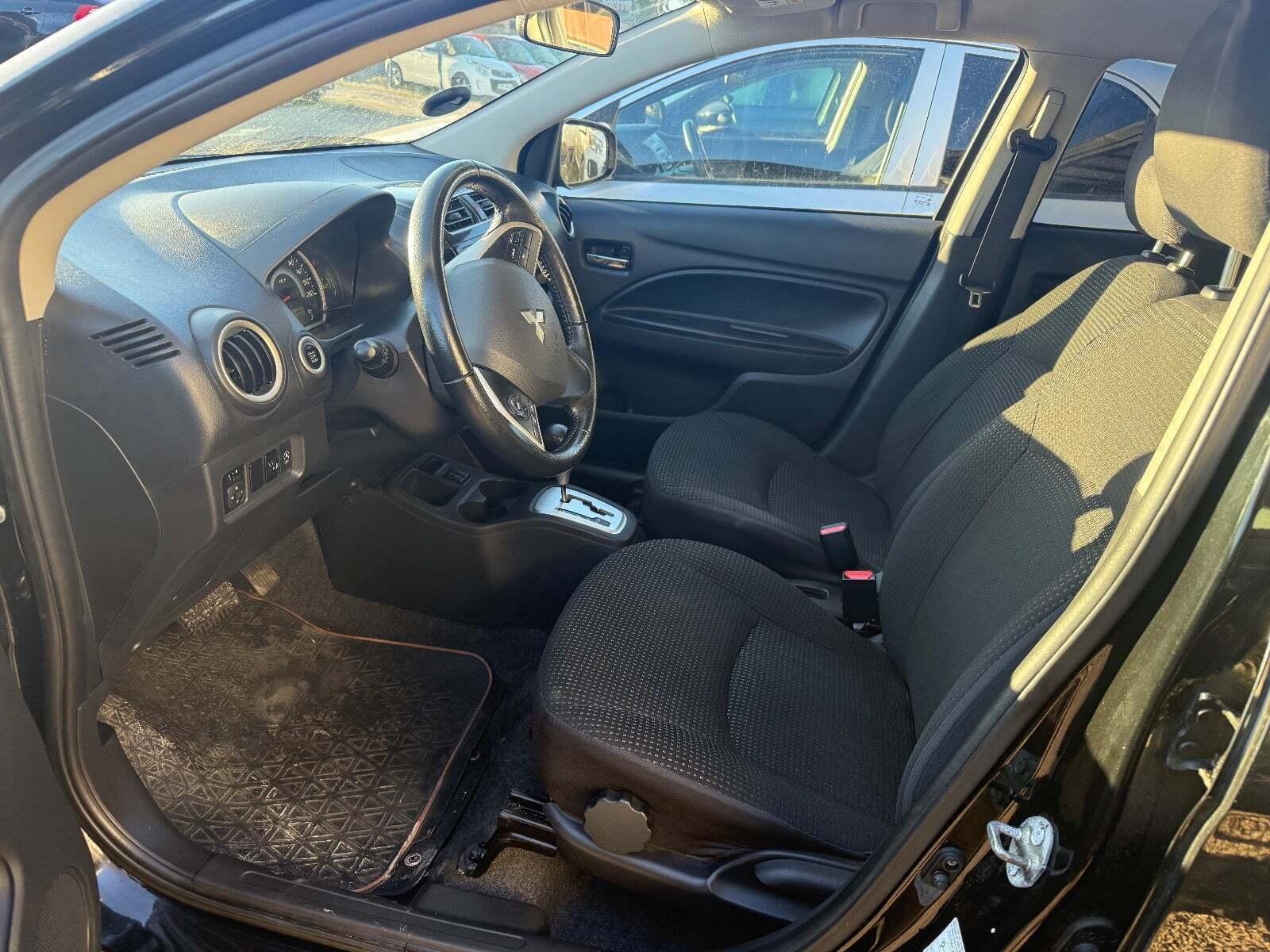 Sort Mitsubishi Space Star fra 2015
