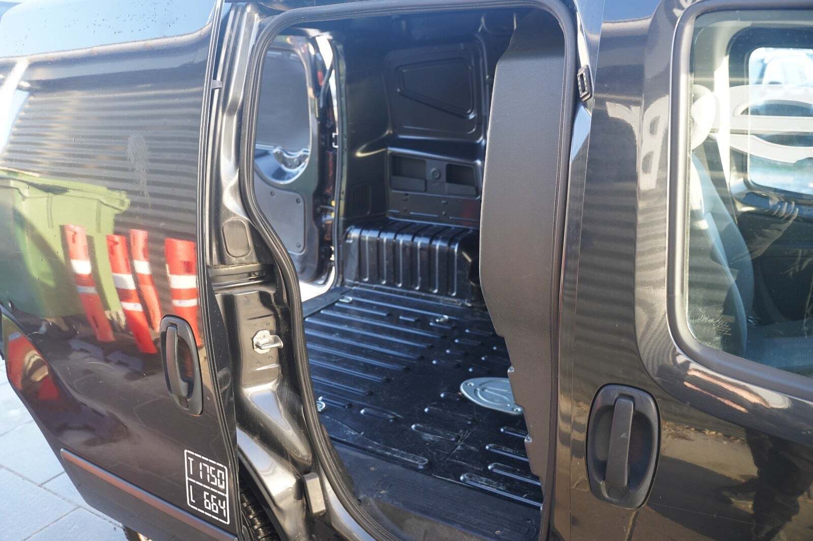 Sort Peugeot Bipper fra 2014