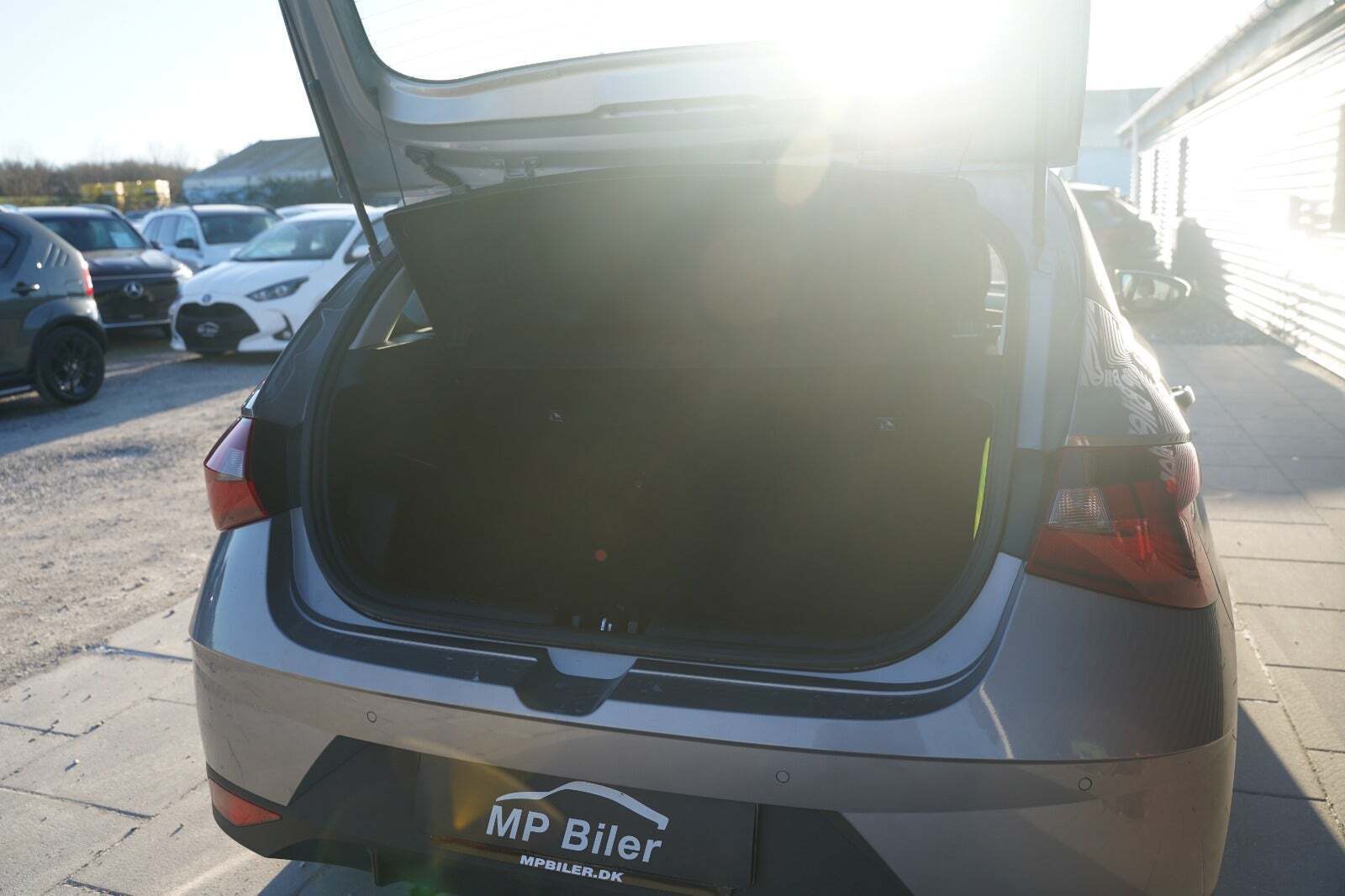 Grå Hyundai i20 fra 2023