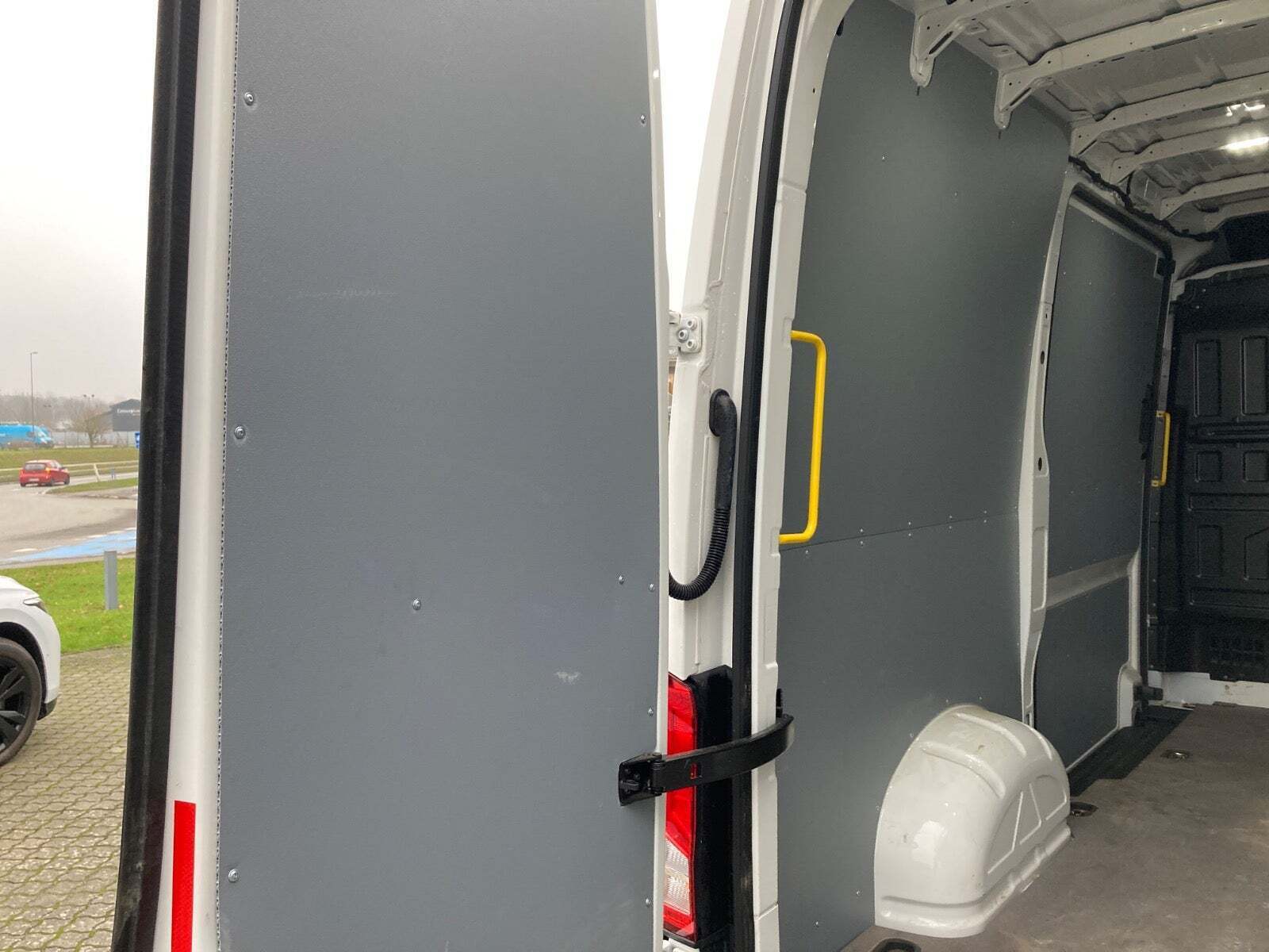 Hvid VW Crafter 35 fra 2025