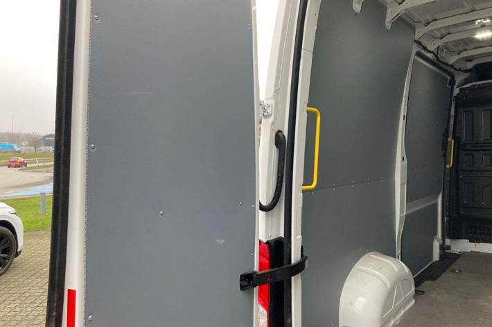 Hvid VW Crafter 35 fra 2025