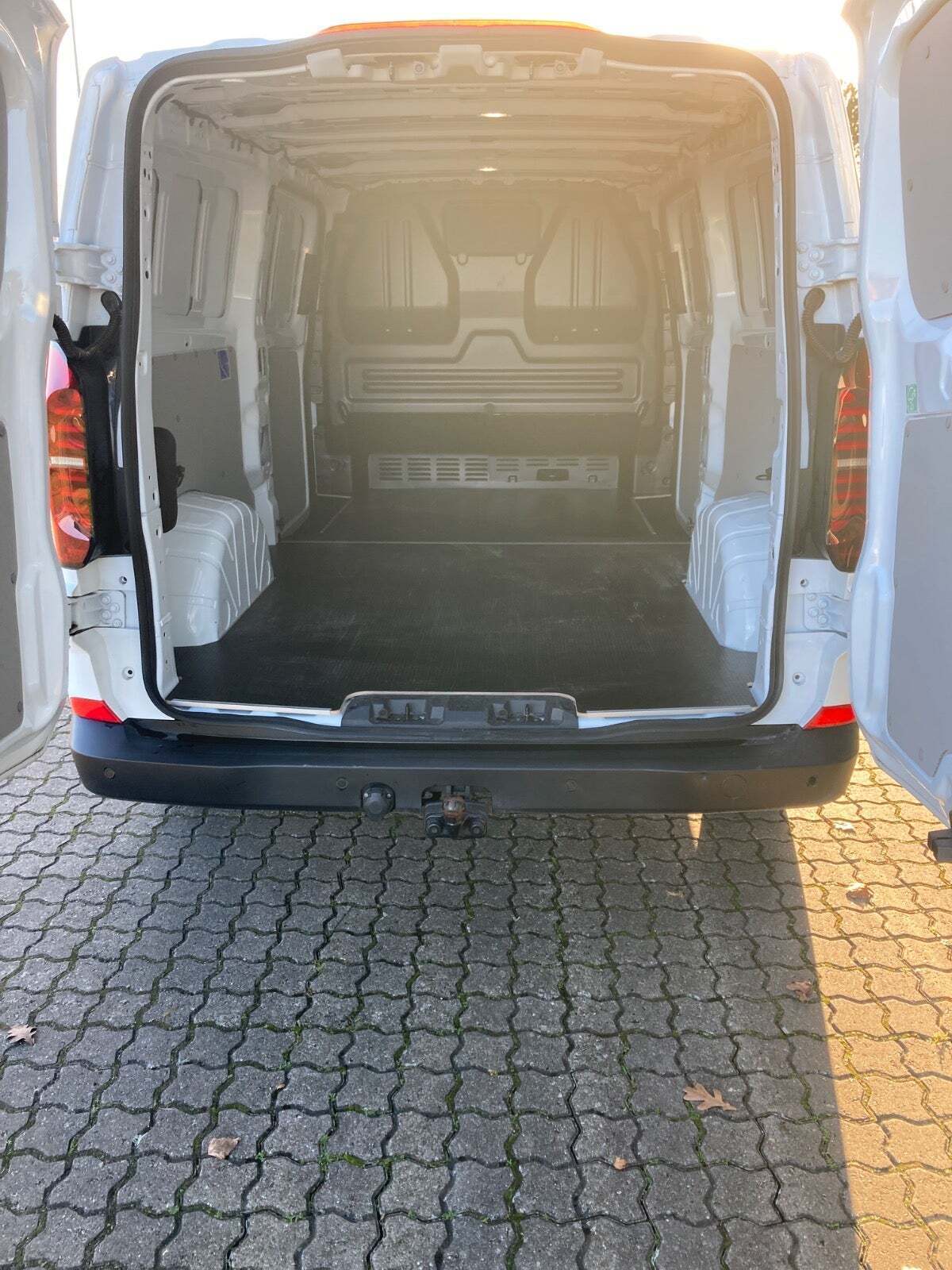 Hvid VW Transporter fra 2025