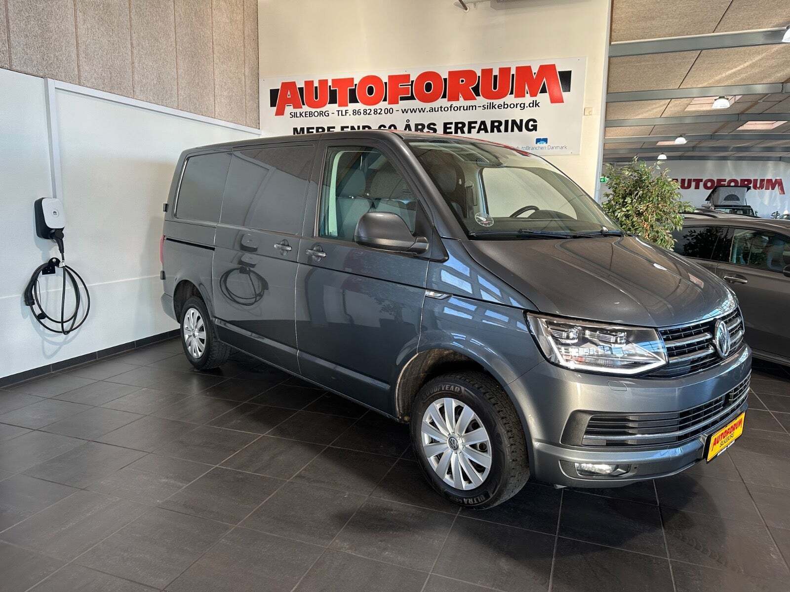 VW Transporter 2,0 TDi 150 Kassevogn DSG kort