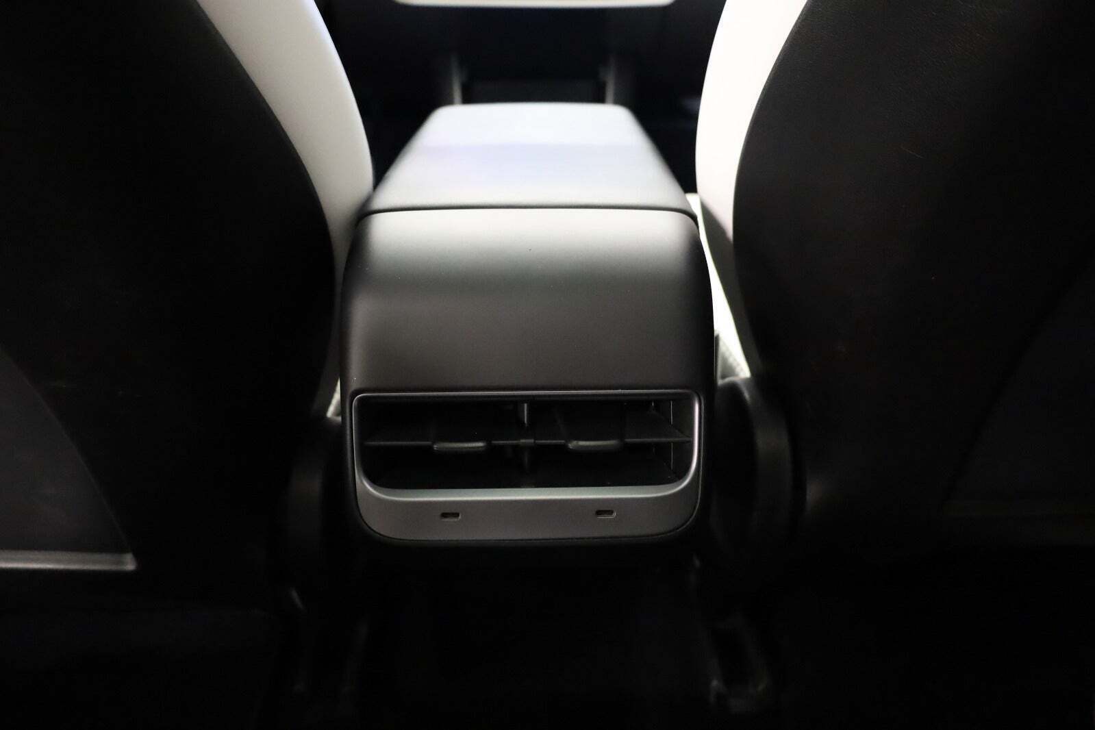 Blå Tesla Model 3 fra 2020