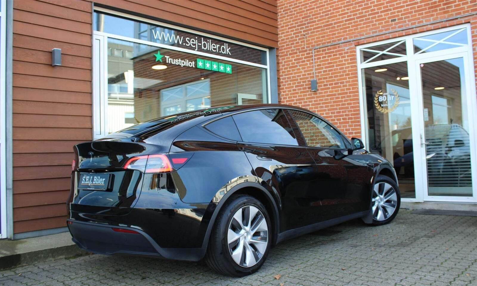 Sort Tesla Model Y fra 2024