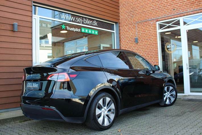 Sort Tesla Model Y fra 2024