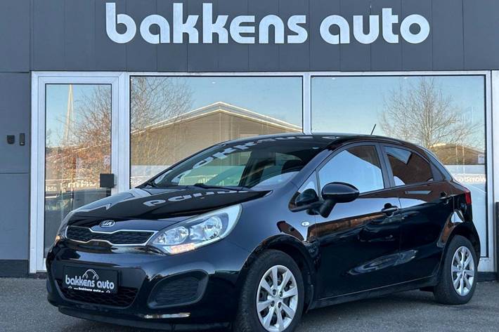Sort Kia Rio fra 2014 set udefra