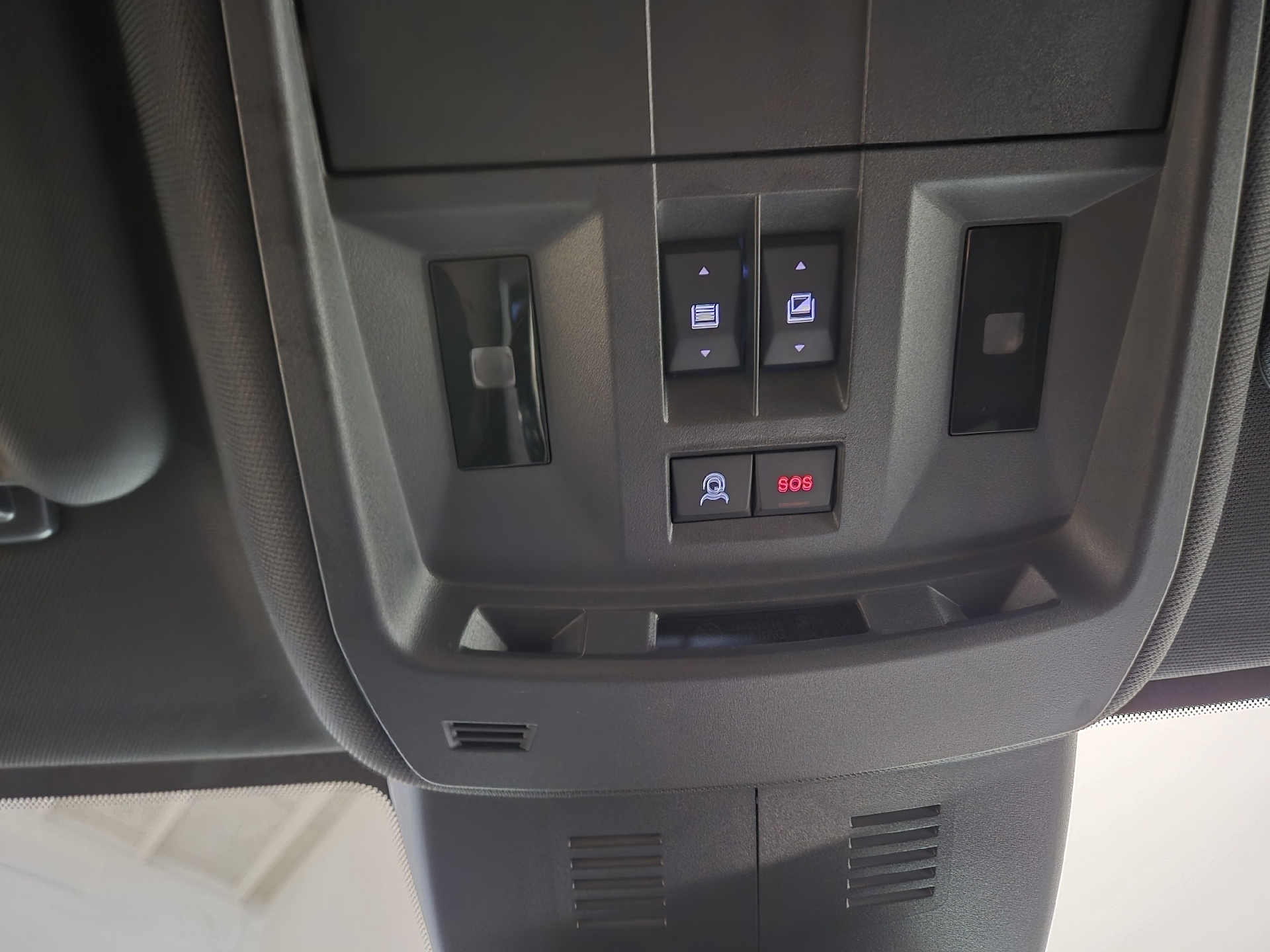 Blå Peugeot e-5008 fra 2025