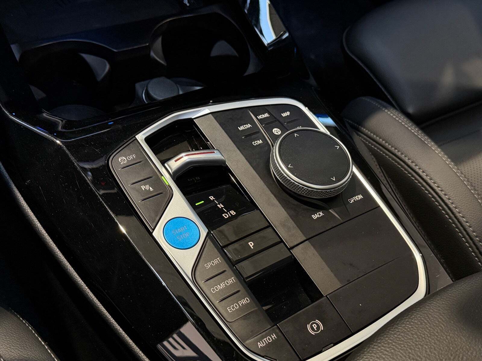 Grå BMW iX3 fra 2023