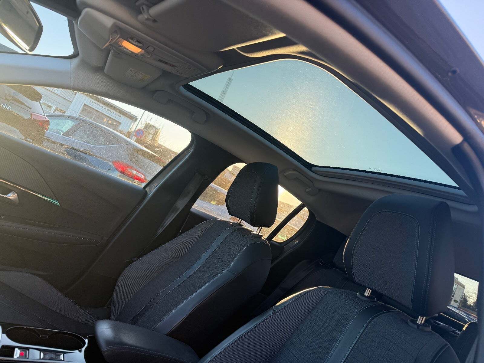 Grå Peugeot 208 fra 2020