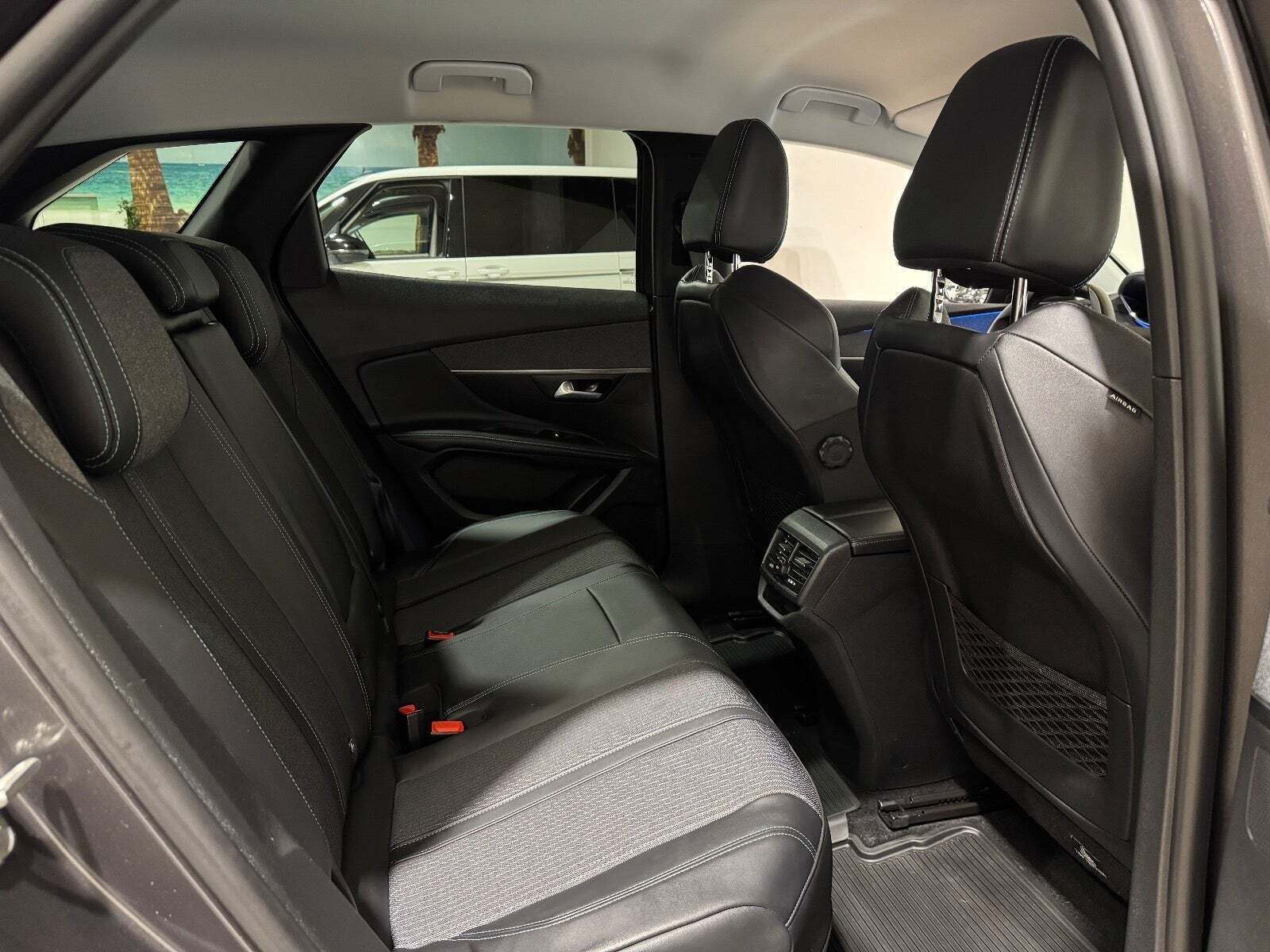 Grå Peugeot 3008 fra 2022