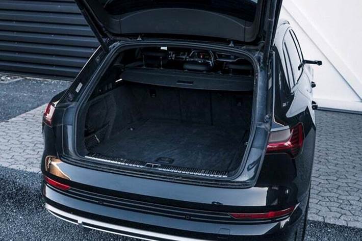 Gul Audi e-tron fra 2020