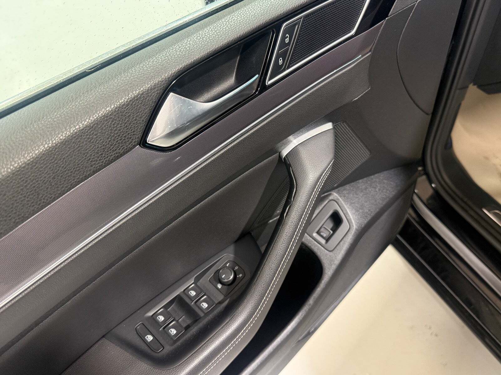 Sort VW Passat fra 2016