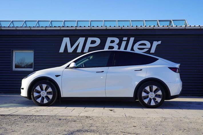 Hvid Tesla Model Y fra 2024