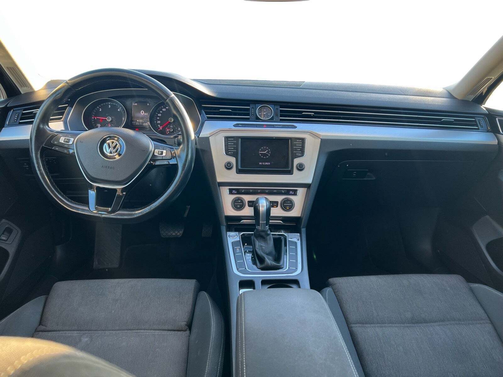 Sort VW Passat fra 2015