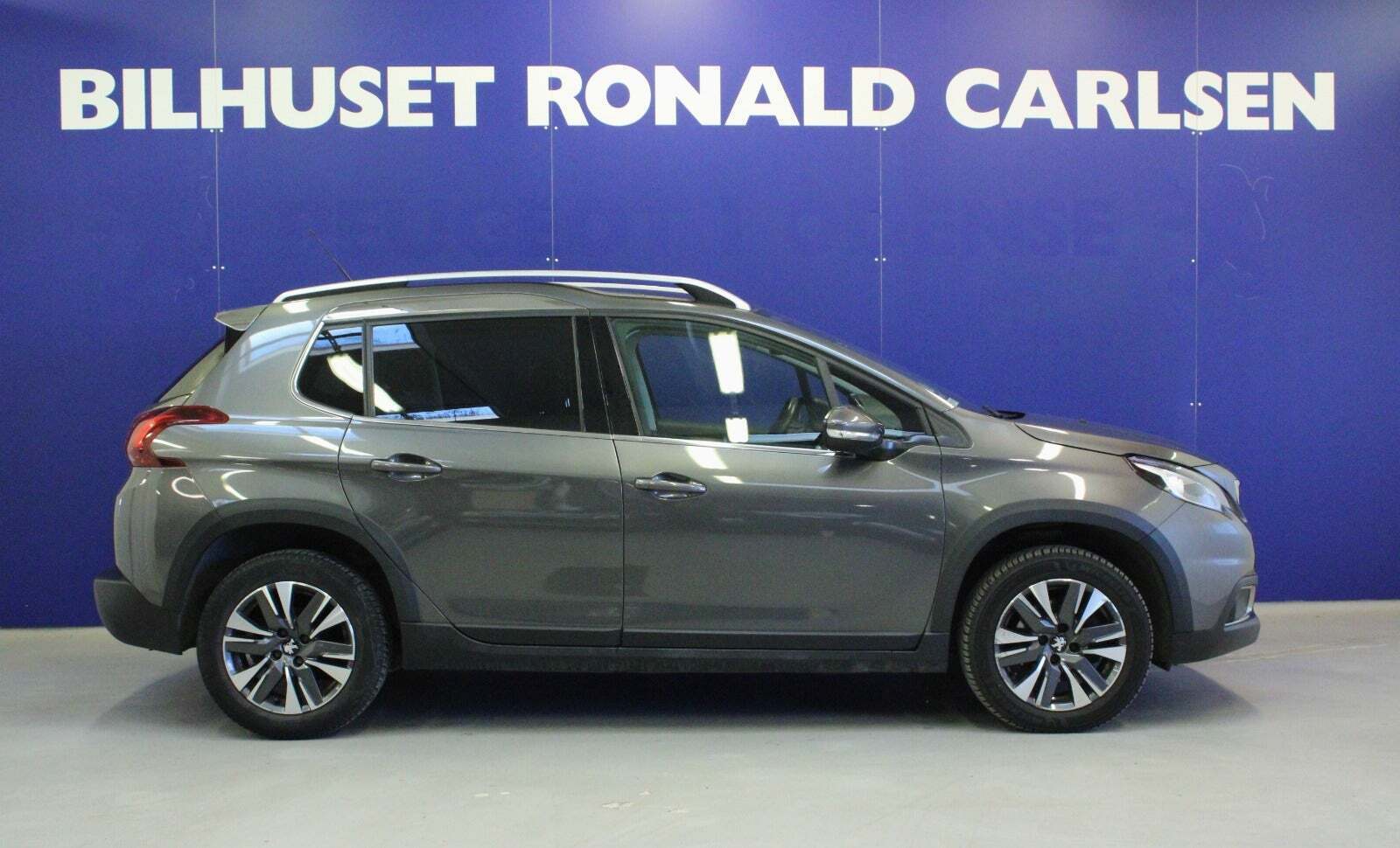 Grå Peugeot 2008 fra 2019