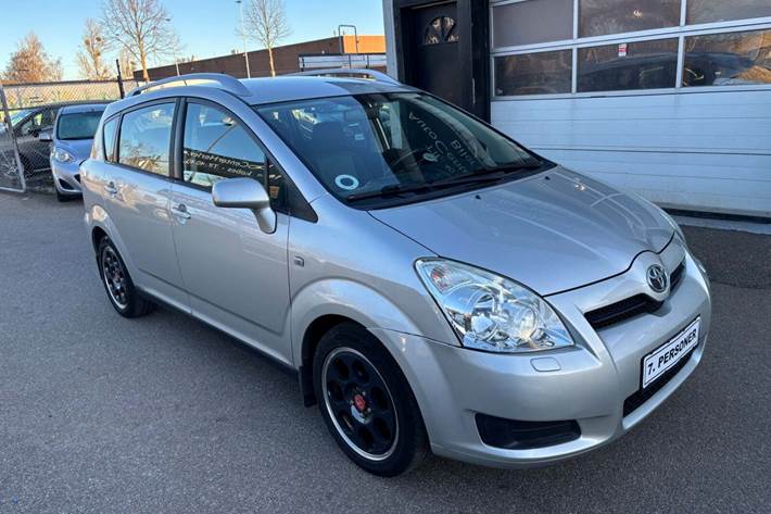 Sølv Toyota Verso fra 2007 set udefra