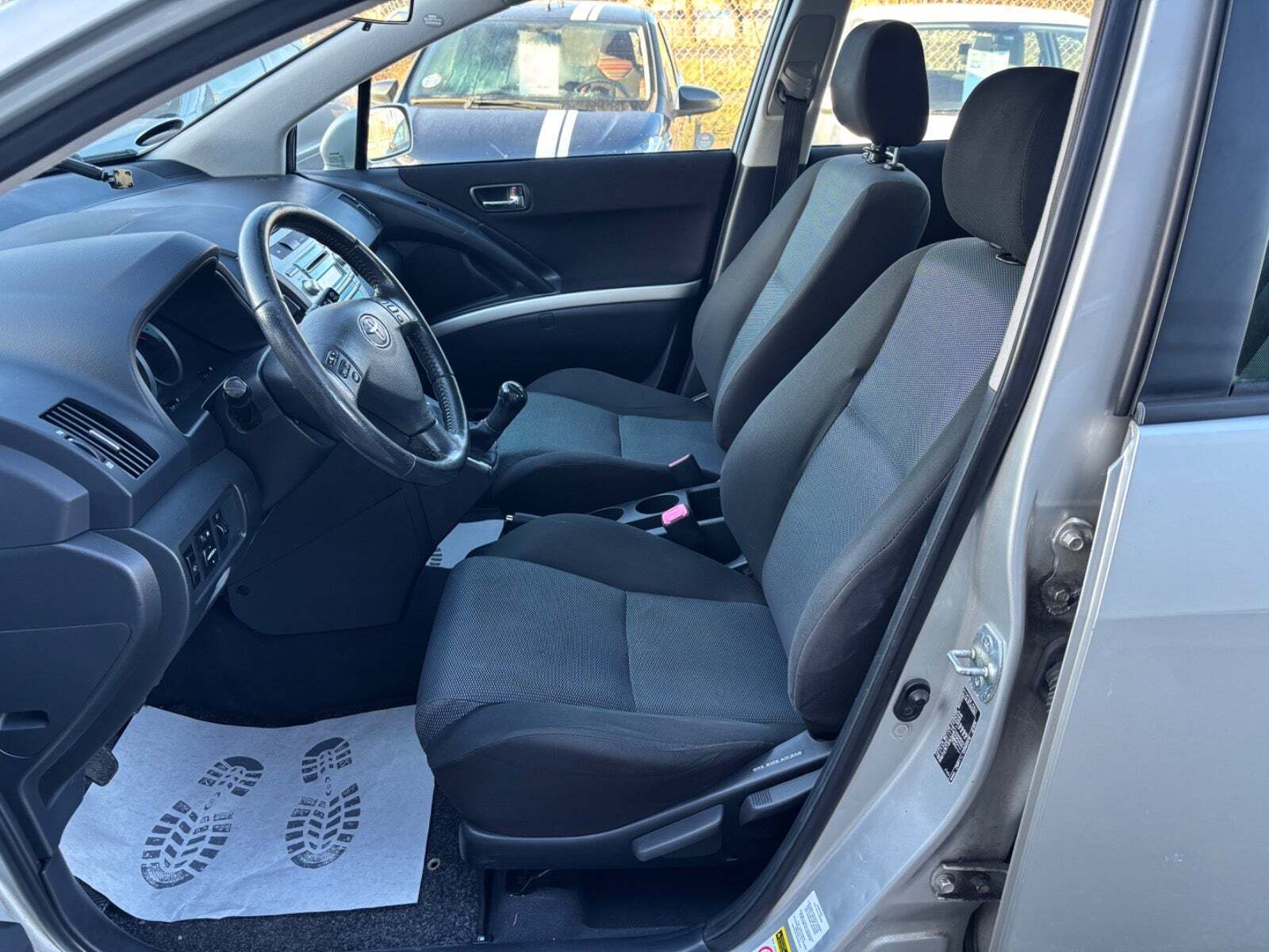 Sølv Toyota Verso fra 2007