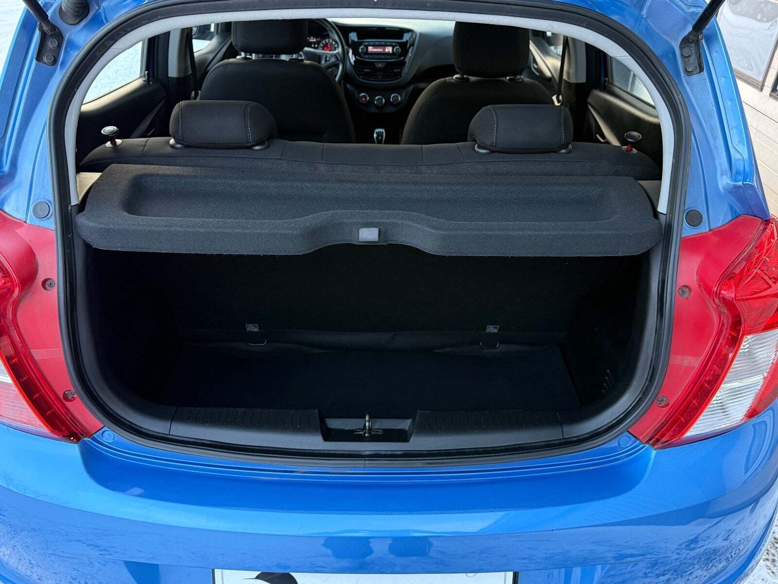 Blå Opel Karl fra 2016