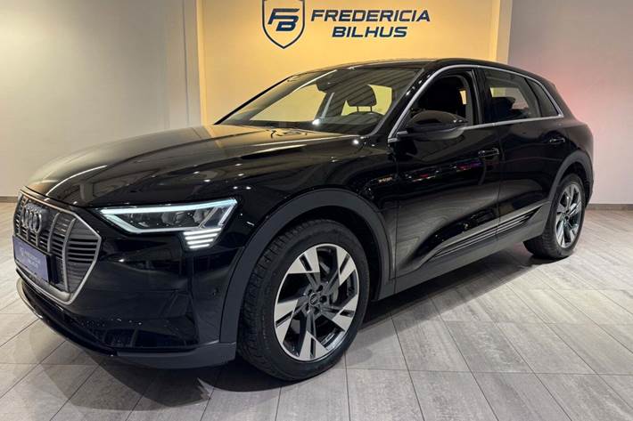 Grå Audi e-tron fra 2022 set udefra